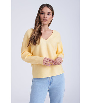 Жълт дамски пуловер с изчистен дизайн снимка