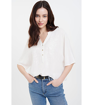 Бяла дамска блуза с копчета снимка