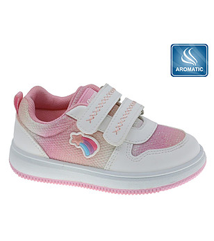 Бебешки обувки в розово и бяло снимка