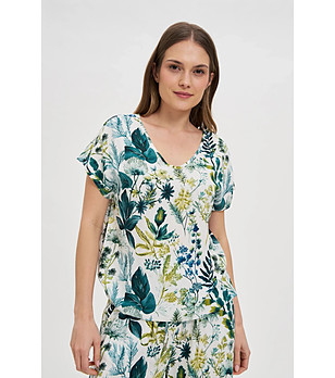 Дамска блуза в цвят крем с принт в зелени нюанси снимка