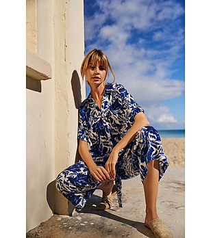 Дамска риза в синьо и бяло снимка