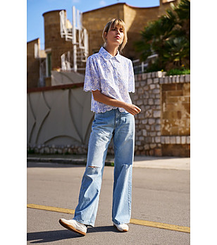 Памучна дамска риза в бяло и синьо с английска бродерия снимка