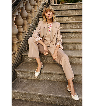 Бежово дамско сако снимка