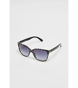 Дамски слънчеви очила в сиви нюанси снимка