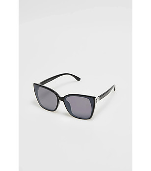 Черни дамски слънчеви очила снимка