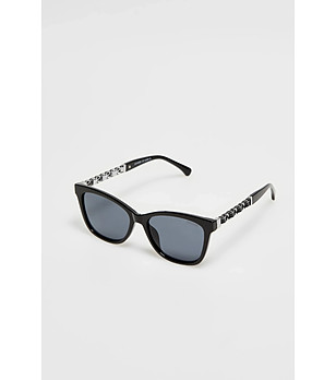 Черни дамски слънчеви очила снимка