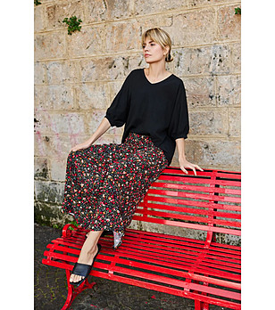 Черна пола с флорален принт снимка