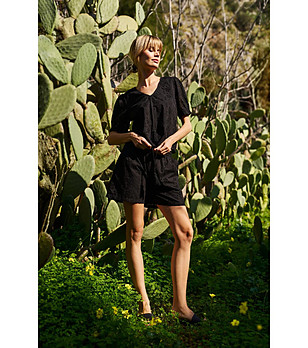 Черни дамски къси памучни панталонки от английска бродерия снимка