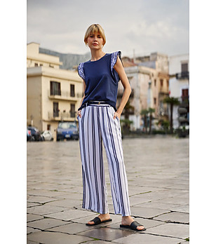 Бял дамски панталон на синьо райе снимка