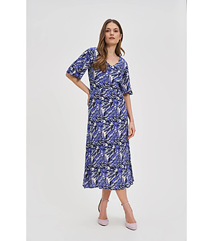 Рокля в бяло и сини нюанси с принт снимка