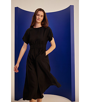 Черна рокля с къси ръкави снимка