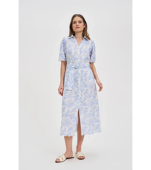 Бяла памучна рокля със син флорален принт снимка