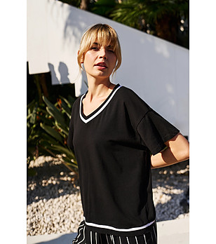 Черна памучна дамска блуза с контрастен кант снимка