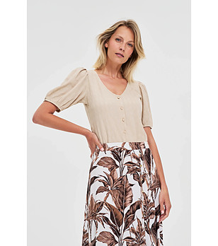 Светлобежова дамска блуза с копчета снимка