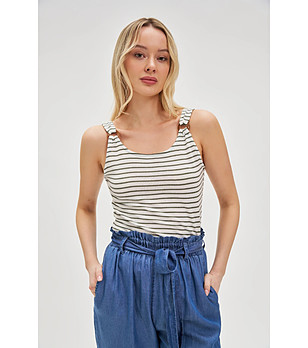 Бял топ на зелено райе снимка