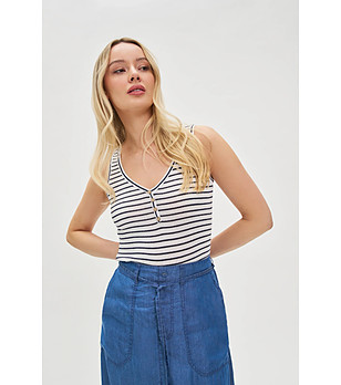 Бял топ на тъмносиньо райе снимка