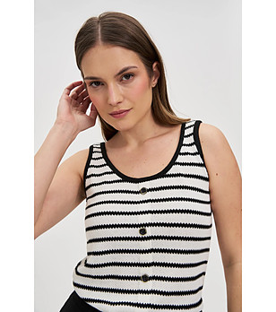 Памучен топ в бяло на черно райе снимка