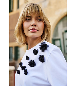 Бяла памучна блуза с декорация снимка