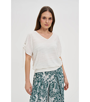 Бяла изчистена дамска блуза снимка