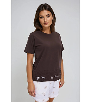 Кафява дамска блуза с флорална декорация снимка