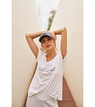 Бяла дамска широка памучна блуза с къс ръкав снимка