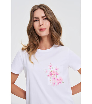 Бяла дамска блуза с декорация снимка