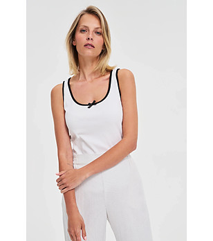 Бял памучен топ с черни кантове снимка