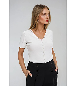 Елегантна памучна дамска блуза в бвяло снимка