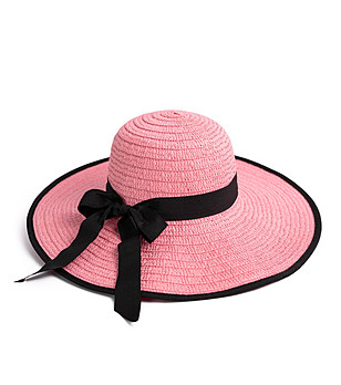 Дамска шапка в розово с черни детайли Liza снимка