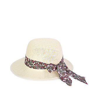 Дамска бежова капела с лента снимка