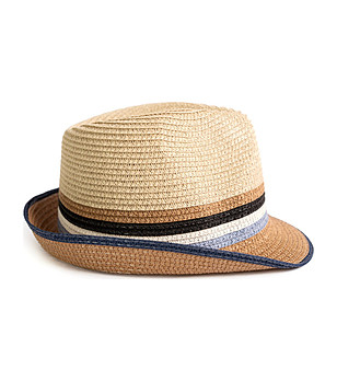 Бежова детска шапка с кантове  снимка