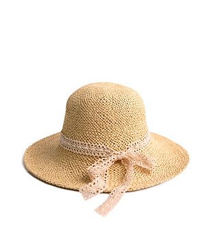 Бежова дамска шапка с дантелена лента Silvera снимка