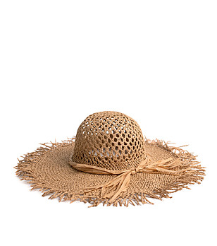 Тъмнобежова детска ажурна шапка Camelle снимка