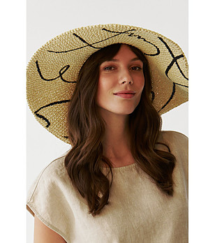 Дамска бежова капела Arika снимка