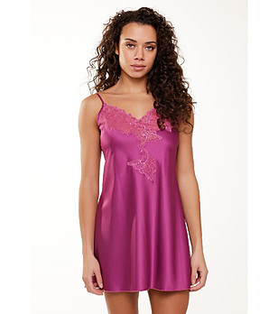 Нощница в циклама с дантела снимка