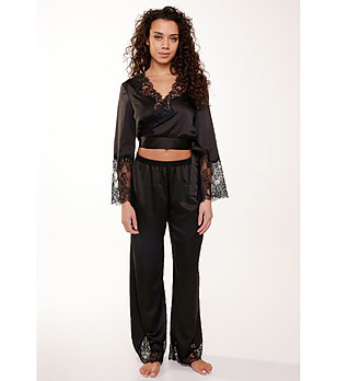 Черна сатенена пижама с дантела снимка