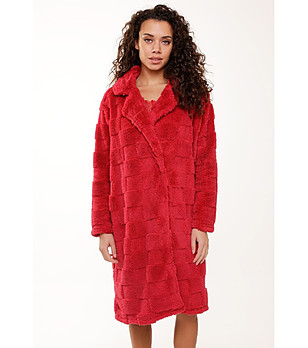 Червен пухав халат снимка