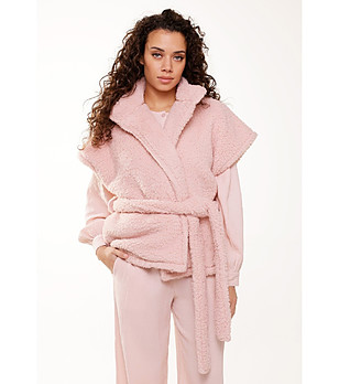 Розов пухкав дамски елек снимка