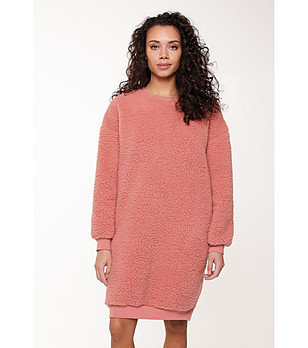 Пухкава рокля в розов нюанс снимка