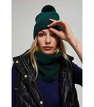 Зелена дамска шапка с лъскави нишки снимка