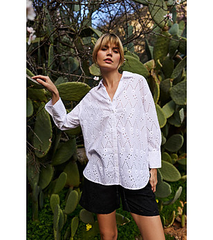 Дамска памучна риза в бяло с перфорации снимка