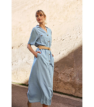 Дълга синя рокля с къс ръкав с визия деним снимка