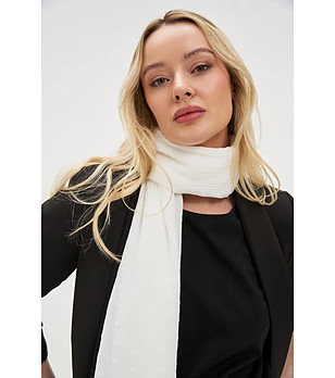 Дамски шал в цвят слонова кост снимка