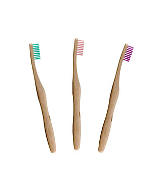 Комплект от 3 бамбукови четки за зъби в зелено, розово и лилаво снимка