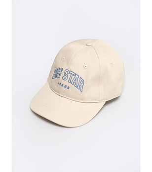 Детска шапка в екрю снимка