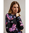 Черна дамска блуза с контрастен флорален принт-1 снимка