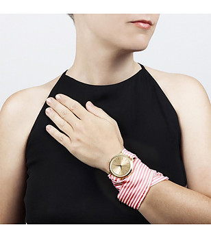 Златист дамски часовник с текстилна каишка на райе в червено и бяло снимка