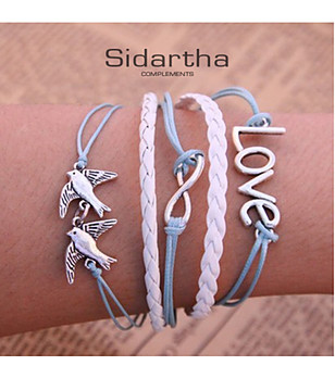 Дамска гривна в светлосиньо и бяло с надпис Love снимка