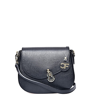 Дамска кожена чанта за рамо в черно снимка