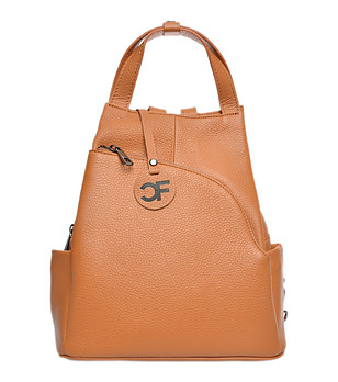 Кожена дамска раница в цвят коняк снимка